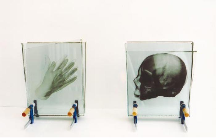 Véronique Sablery, D’elle, 2003. 30 x 40 cm. Photographie sur rhodoïd, dalle de verre et serre-joint. Musée des beaux arts de Rennes.