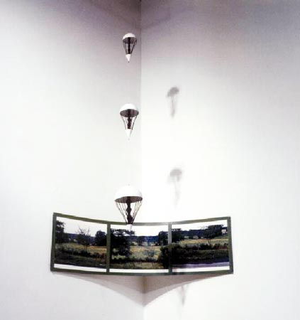 Michel Gérard, Landing of the Endless Column, 1998. 200 x 122 x 40 cm. Parachutes métalliques peints, colonnes de bois peint, photographies montées sur aluminium. v