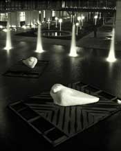 Ivan Messac, Dialogue dArchimède, 1998. Marbre et iroko, site Cap Ampère EDF, Saint Denis.