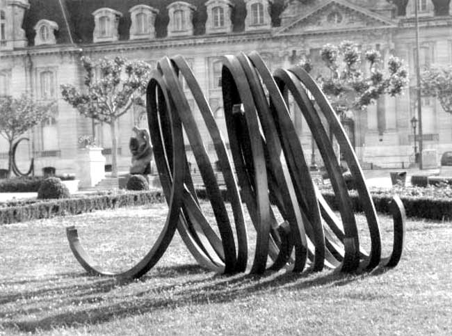 Bernar Venet, Trois lignes indéterminées, 1994. 275 x 497 x 280 cm. Acier roulé.