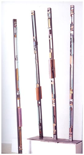 Gérard KOCH; Coloratures "africaines" 1992; fer, bois, crayons de couleur, verre (220 x 4 x 4 cm)